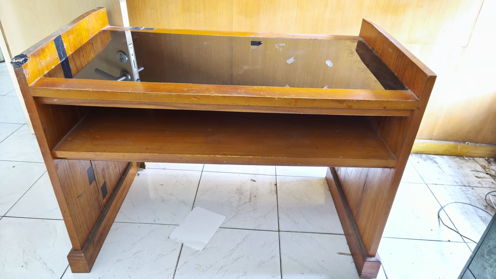 Meja kerja kayu bagian atas meja dari kaca